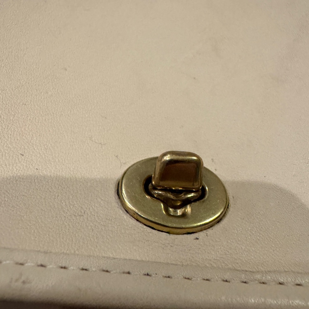 Elegant Coach Cream Shoulder Bag - Picture 2 of 14